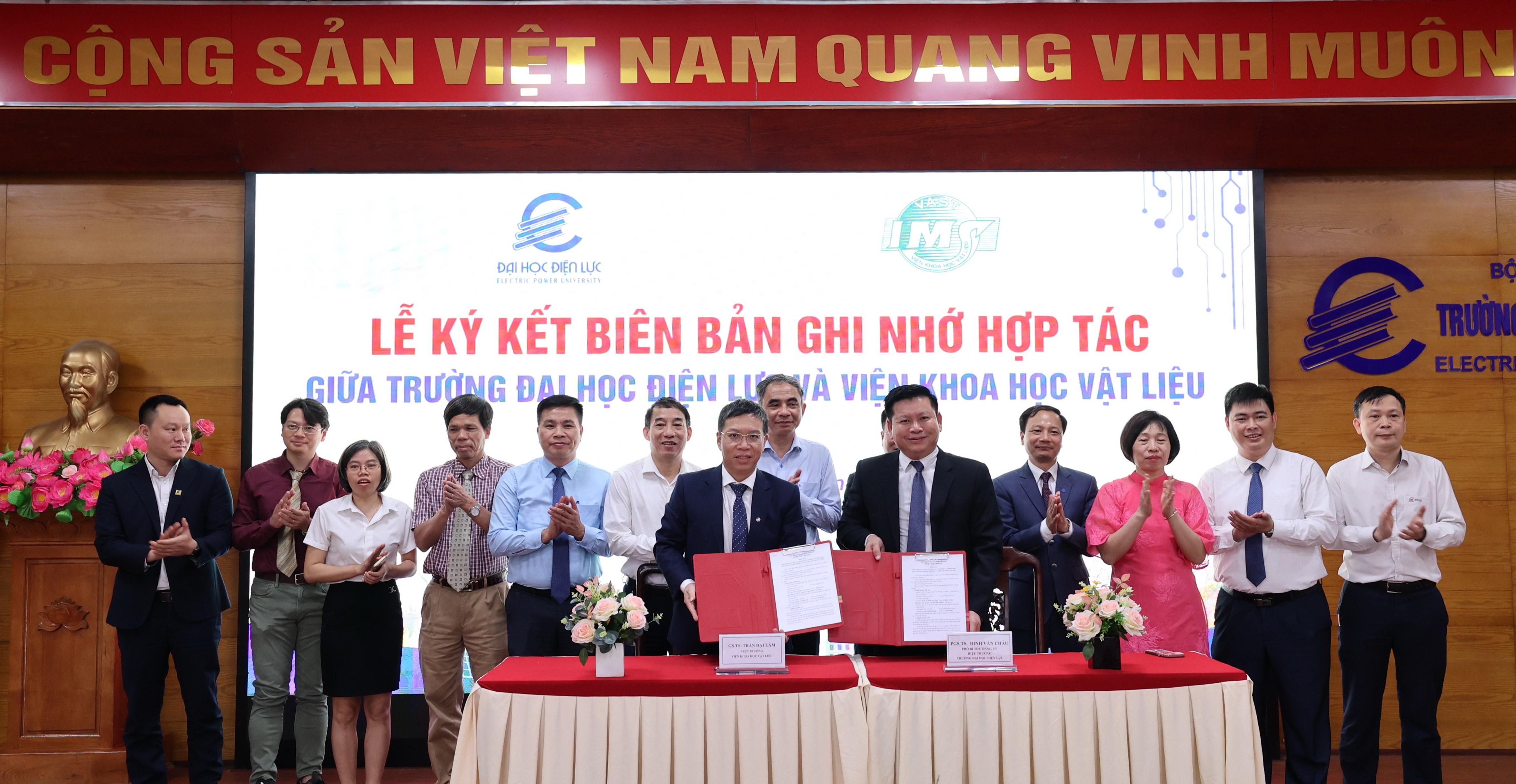 Prof. Dr. Tran Dai Lam - Director of the Institute of Materials Science and Assoc. Prof. Dr. Dinh Van Chau - Principal of the University of Electricity