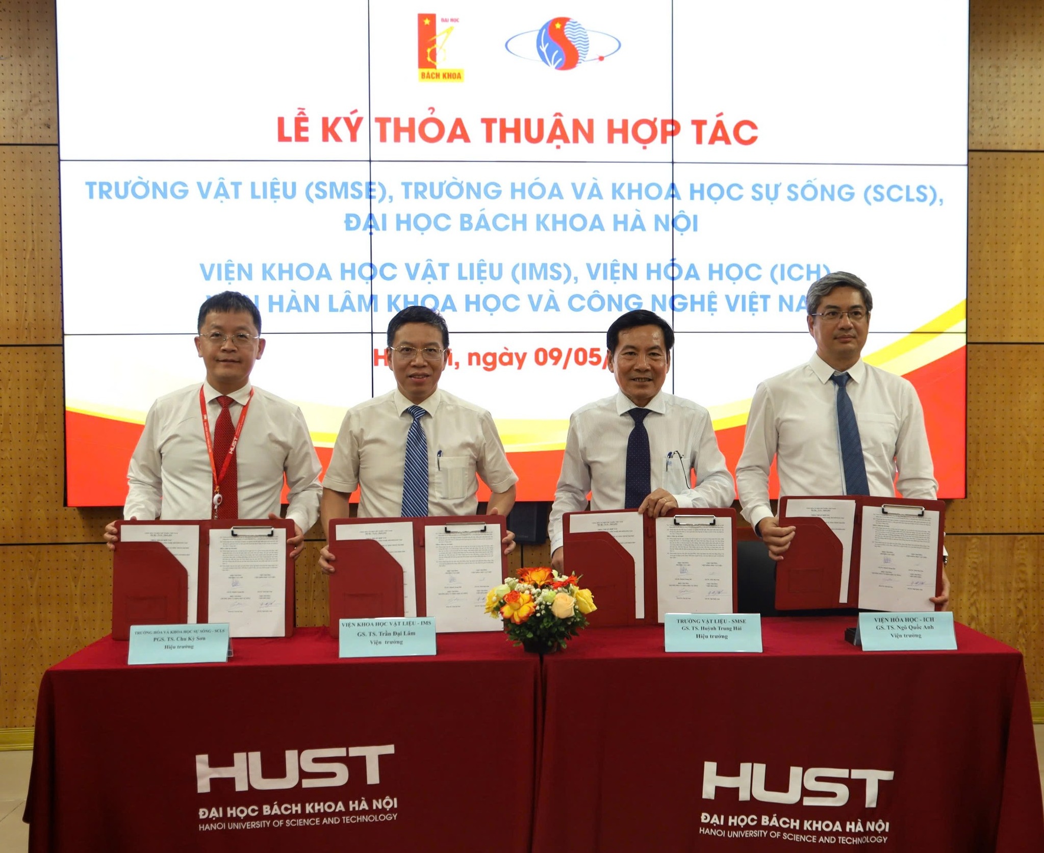 Prof. Dr. Tran Dai Lam - Director of the Institute of Materials Science, Institute of Chemistry participated in the signing